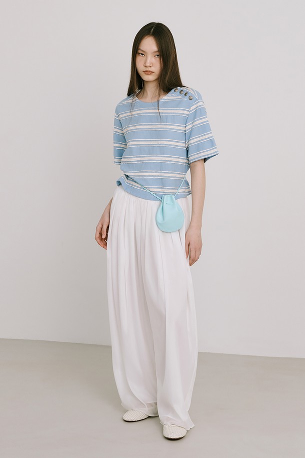 달항아리에서 영감을 받은 디자인의 Moon Jar - Shaped Belted Bag_Light Blue 색상 미니 백입니다. 폴리에스터, 폴리우레탄 소재로 제작되었으며, 벨트 장식이 특징입니다. 일상에서 크로스백 또는 벨트백으로 연출 가능한 액세서리형 미니멀 & 엘레강스 스타일의 무지 패턴 복주머니형 가방이며, 조임용 끈으로 잠금 가능합니다.
