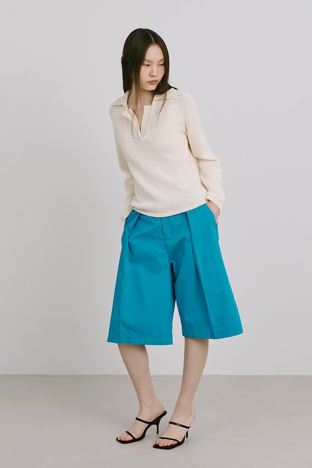 터키 블루 컬러의 25 버뮤다 팬츠는 여성용 반바지로, 봄, 여름에 착용하기 좋습니다. 루즈핏으로 편안하게 착용 가능하며, 코튼, 폴리에스터, 나일론 혼방 소재로 제작되었습니다. 허리 속마이깡, 지그재그 스티치, 사선 주머니, 벨트 착용, 허리 턱 디테일이 더해져 미니멀하면서도 베이직한 스타일을 연출합니다.
