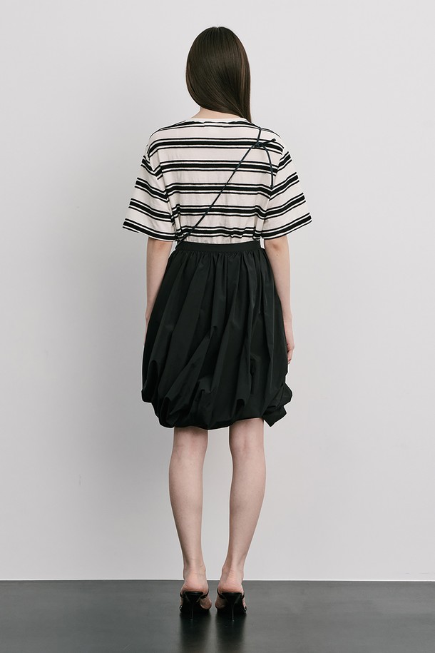 크리미한 컬러의 Stripe Jacquard Knit 반소매 티셔츠입니다. 부드러운 면 소재에 스트라이프 자카드 패턴으로 포인트를 주었으며, 옆 네크 라인에 금속 단추 디테일을 더해 은은한 멋을 더했습니다. 봄, 여름 시즌에 시원하게 착용하기 좋으며, 레이어드 스타일링에도 활용 가능한 레귤러핏 크롭 티셔츠입니다.
