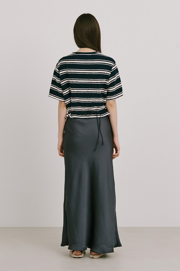 네이비 컬러의 Stripe Jacquard Knit Short Sleeve T는 여성용 티셔츠입니다. 면 소재의 레귤러핏 크롭 기장 반소매 티셔츠로, 스트라이프 패턴과 라운드넥 디자인이 특징입니다. 옆 네크 라인에는 로고 금속 단추 디테일이 있으며, 자카드 니트 소재로 제작되어 레이어드하여 다양한 스타일 연출이 가능합니다.
