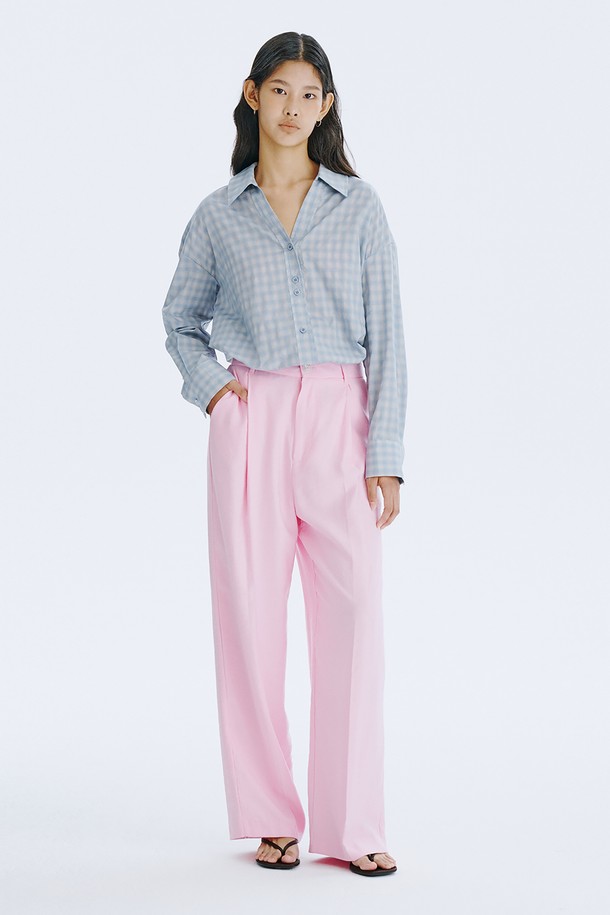 80수 면 소재로 제작되어 부드러운 촉감이 돋보이는 여성용 셔츠입니다. 섬세한 체크 문양과 시원한 블루 컬러가 어우러져 미니멀하면서도 베이직한 스타일을 연출합니다. 넉넉한 오버핏과 V넥 디자인으로 모든 체형에 자연스럽게 어울리며, 봄, 여름 시즌에 가볍게 착용하기 좋습니다.
