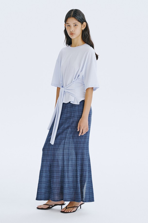 Waist Tied T_Light Blue는 얇고 시원한 면 소재의 여성 반소매 티셔츠입니다. 라이트 블루, 민트, 화이트 세 가지 산뜻한 색상으로 출시되었으며, 허리 스트랩 디테일과 레귤러 핏으로 미니멀하면서도 베이직한 스타일을 연출합니다. 허리 라인 조절이 가능하여 체형 커버 효과를 제공하며, 봄, 여름 시즌 일상복으로 활용하기 좋습니다.
