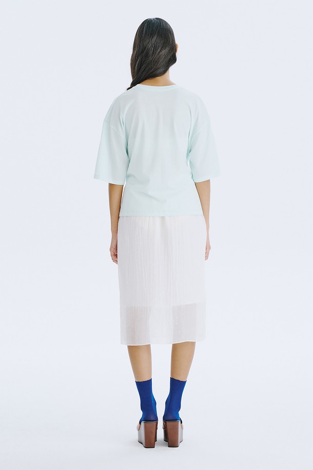 Waist Tied T_Mint는 부드러운 면 소재의 여성용 티셔츠입니다. 민트, 라이트블루, 화이트 세 가지 색상으로 출시되었으며, 루즈핏과 반소매 디자인으로 편안한 착용감을 선사합니다. 허리 스트랩으로 실루엣 조절이 가능하며, 얇은 두께감과 라운드넥 디자인으로 봄, 여름철 일상복으로 활용하기 좋습니다.
