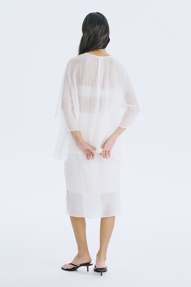 플리세 블라우스_White는 텐셀 80%와 나일론 20%의 혼방 소재로 제작되어 가볍고 시원한 착용감을 선사하며, 여름철에 적합합니다. 라운드넥과 반소매 디자인에 플리츠 패턴, 루즈핏 실루엣으로 우아하고 페미닌한 무드를 연출하며, 은은하게 비치는 실루엣과 볼륨감 있는 소매라인이 특징입니다. 화이트와 브라운 두 가지 컬러로 출시되어, 일상복으로 레이어드하여 다양한 스타일을 연출할 수 있습니다.
