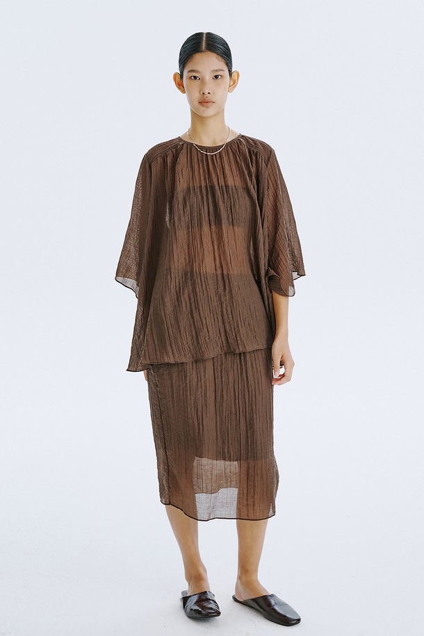 부드러운 촉감이 돋보이는 브라운 컬러의 플리세 블라우스입니다. 얇고 가벼운 텐셀 80%와 나일론 20% 혼방 소재로 제작되어 시원하고 편안한 착용감을 선사하며, 은은하게 비치는 시스루 디자인과 볼륨감 있는 소매 라인이 우아한 분위기를 더합니다. 라운드 넥, 루즈핏, 반소매 기장으로 디자인되어 일상에서 미니멀하면서도 세련된 스타일을 연출할 수 있으며, 다양한 아이템과 레이어드하여 개성 있는 룩을 완성할 수 있습니다.
