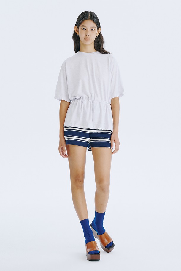 네이비 컬러의 스트라이프 자카드 니트 쇼츠는 여름철 데일리 및 홈웨어룩에 활용하기 좋은 여성 숏팬츠입니다. 면 소재로 제작되어 얇고 시원하며, 허리 전체 밴딩 처리로 편안한 착용감을 선사합니다. 클래식하면서도 캐주얼한 무드를 동시에 연출하며, 독특한 스트라이프 패턴과 레귤러핏 디자인으로 다리 라인을 더욱 길고 슬림하게 보이게 합니다.
