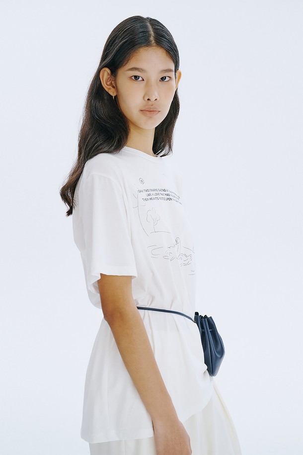 디자이너의 베를린 여행 그림일기를 담은 그래픽이 돋보이는 Picture Diary T_White입니다. 100% 코튼 소재로 제작되어 부드러운 촉감을 선사하며, 봄, 여름 시즌에 편안하게 착용할 수 있습니다. 미니멀하고 캐주얼한 스타일의 오버핏 반소매 티셔츠로, 라운드넥 디자인과 얇은 두께감으로 시원하게 즐길 수 있습니다.
