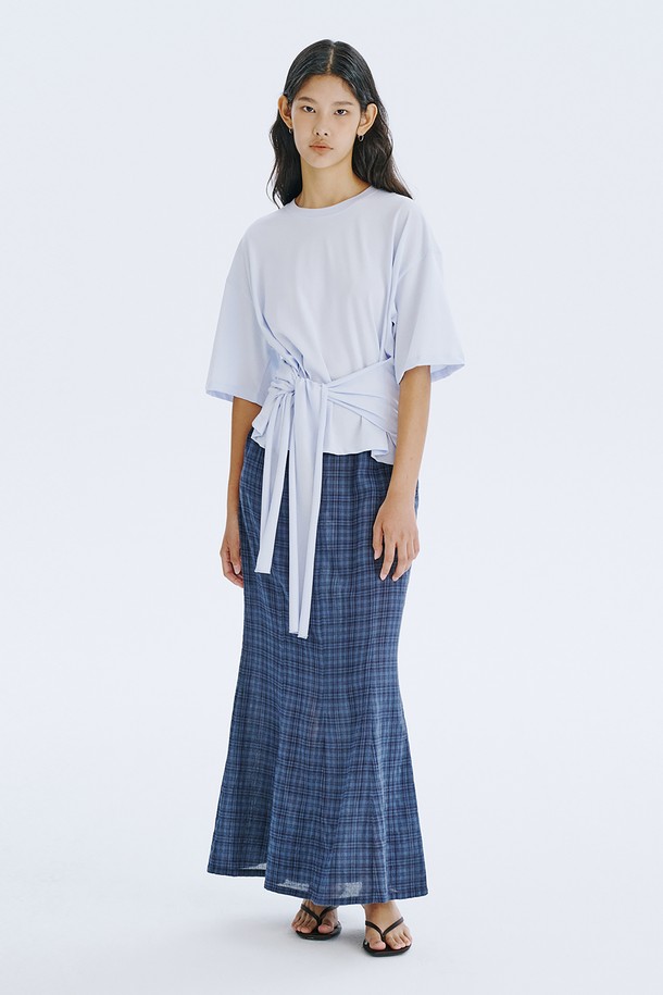 25 체크 머메이드 스커트_네이비는 여성스러운 실루엣을 강조하는 머메이드 스커트입니다. 허리부터 골반까지 슬림하게 잡아주는 디자인으로, 우아하게 퍼지는 머메이드 라인이 돋보입니다. 클래식한 체크 패턴과 부드러운 코튼, 레이온 혼방 소재로 제작되어 편안한 착용감을 선사합니다. 네이비, 카키 두 가지 색상으로 출시되었으며, 데이트룩, 오피스룩, 모임룩 등 다양한 TPO에 활용 가능합니다. 클래식, 미니멀, 시크한 스타일을 연출하기에 좋은 아이템입니다.
