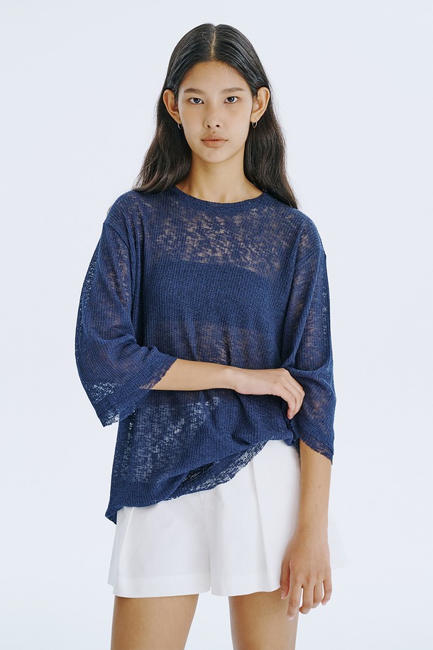 시원한 여름을 위한 오버핏 메쉬 니트 풀오버입니다. 통기성이 뛰어난 폴리에스테르, 린넨, 스판덱스 혼방 소재로 제작되어 가볍고 시원한 착용감을 선사하며, 시스루 디테일과 로컷 디자인으로 스타일리시함을 더했습니다. 네이비, 아이보리, 카키 세 가지 색상으로 출시되었으며, 여름철 일상룩에 미니멀한 포인트를 더해줍니다.
