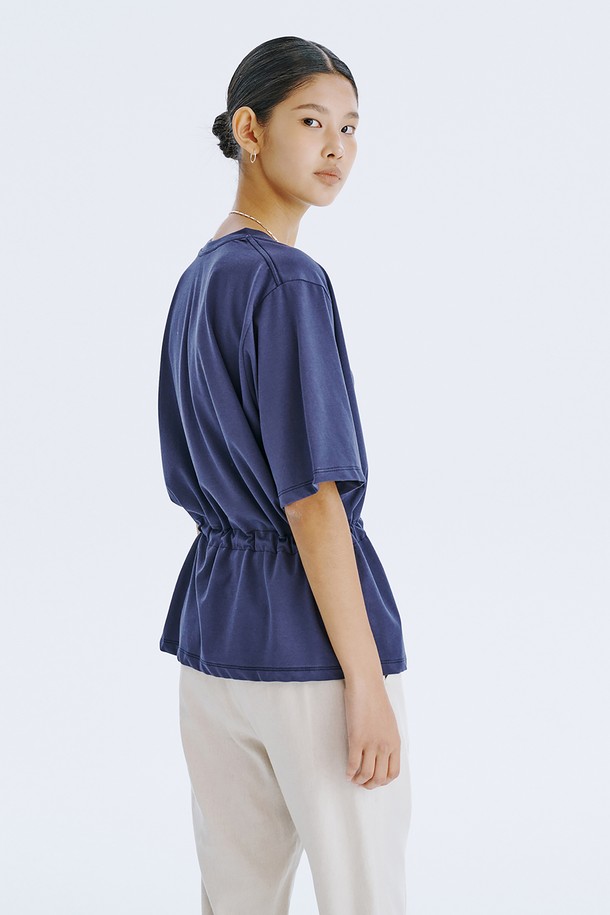 네이비 컬러의 Stopper Jersey 티셔츠는 여름철 일상에서 시원하게 착용하기 좋은 반소매 크롭 티셔츠입니다. 부드러운 면 소재로 제작되어 얇고 쾌적한 착용감을 선사하며, 구김이 적어 편안하게 즐길 수 있습니다. 허리 부분의 스토퍼 디자인으로 핏 조절이 용이하며, 미니멀하고 베이직한 스타일로 다양한 룩에 활용하기 좋습니다.
