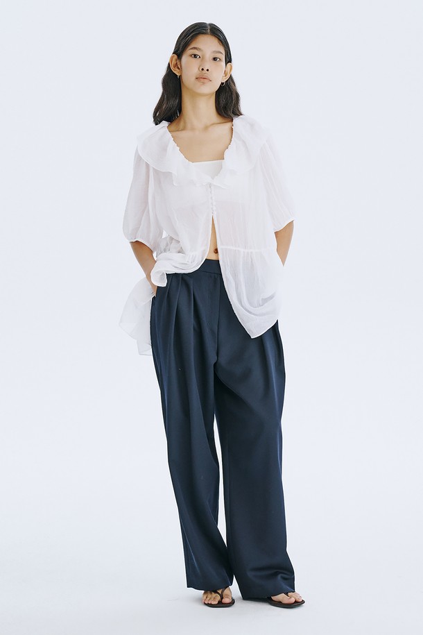 시원한 여름을 위한 See-Through 오버핏 셔링 블라우스입니다. 은은하게 비치는 시스루 소재와 부드러운 촉감이 특징이며, 우아하고 페미닌한 무드를 연출합니다. 스퀘어넥 디자인과 프릴, 셔링 디테일이 더해져 여성스러운 실루엣을 완성합니다.
