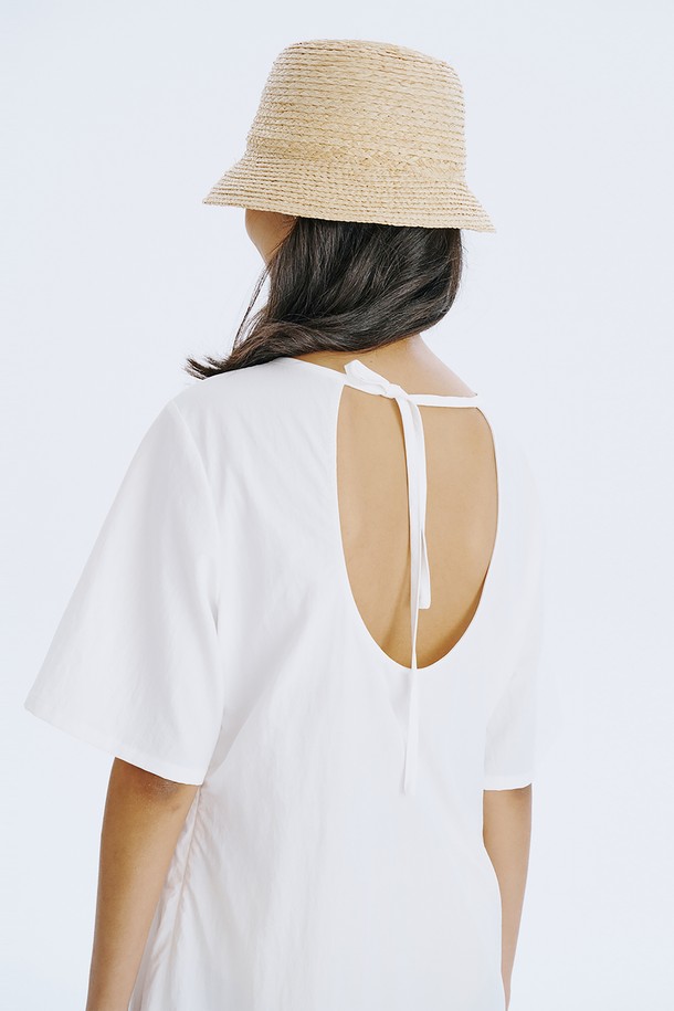 부드러운 촉감의 쉬어한 소재로 제작된 Bare Back Shirring Dress_White는 여성스러운 실루엣을 선사합니다. U넥 라인에 백라인 오픈 디테일과 리본 장식이 포인트이며, A라인 플레어 스커트가 우아한 무드를 연출합니다. 봄, 여름 시즌 일상에서 루즈핏으로 편안하게 즐길 수 있는 반소매 원피스입니다.
