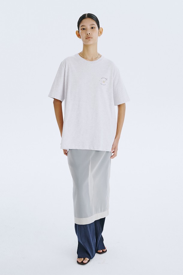 분더캄머 로고와 백조 그래픽이 돋보이는 Post Graphic T_Melange 티셔츠입니다. Charcoal, Light Khaki, Light Yellow 세 가지 색상으로 출시되었으며, 면 소재의 오버핏 반소매 티셔츠입니다. 일상에서 편안하게 착용하기 좋으며, 2025년 6월에 국내에서 제조되었습니다.
