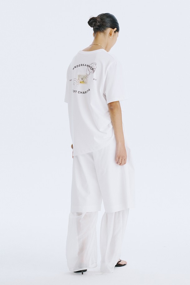 분더캄머의 Post Graphic T_White는 백조 그림과 분더캄머 로고가 엽서 형태로 디자인된 오버핏 반소매 티셔츠입니다. 면 100% 소재로 제작되어 시원하고 편안한 착용감을 선사하며, 화이트, 차콜, 라이트 카키, 라이트 옐로우 4가지 색상으로 출시되었습니다. 일상에서 스트릿, 베이직 스타일을 연출하기 좋으며, 2025년 6월에 (주)분더캄머에서 제조했습니다.
