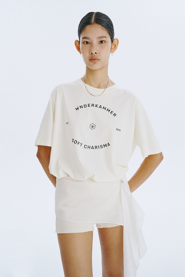 WNDERKAMMER Graphic T_Light Yellow는 분더캄머 로고 모티브 디자인이 돋보이는 오버핏 반소매 티셔츠입니다. Light Yellow, Charcoal, Light Khaki 세 가지 색상으로 출시되었으며, 여름철 일상복으로 활용하기 좋습니다. 면 소재로 제작되어 통풍이 잘 되며, 드라이클리닝을 권장합니다.
