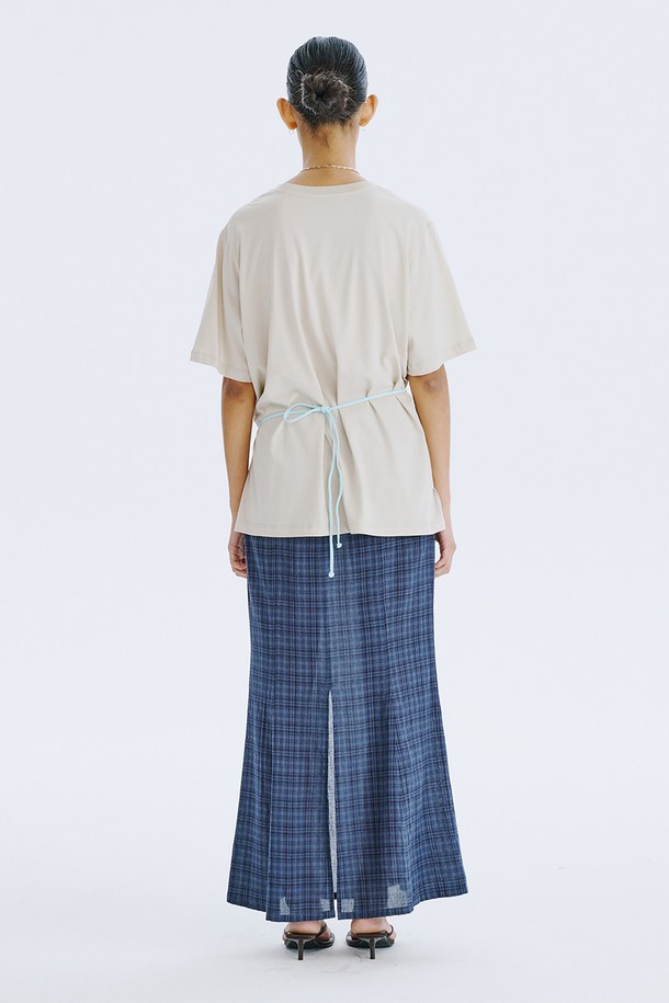 WNDERKAMMER Graphic T_Light Khaki 티셔츠는 봄/여름 시즌에 어울리는 공용 제품으로, 스트릿 무드의 오버핏 디자인이 특징입니다. Light Khaki, Charcoal, Light Yellow 세 가지 컬러로 출시되었으며, 분더캄머 로고와 스트릿한 그래픽이 포인트로 디자인되었습니다. 면 소재로 제작되어 편안한 착용감을 제공하며, 라운드넥과 반소매 기장으로 일상생활에서 폭넓게 활용할 수 있습니다.
