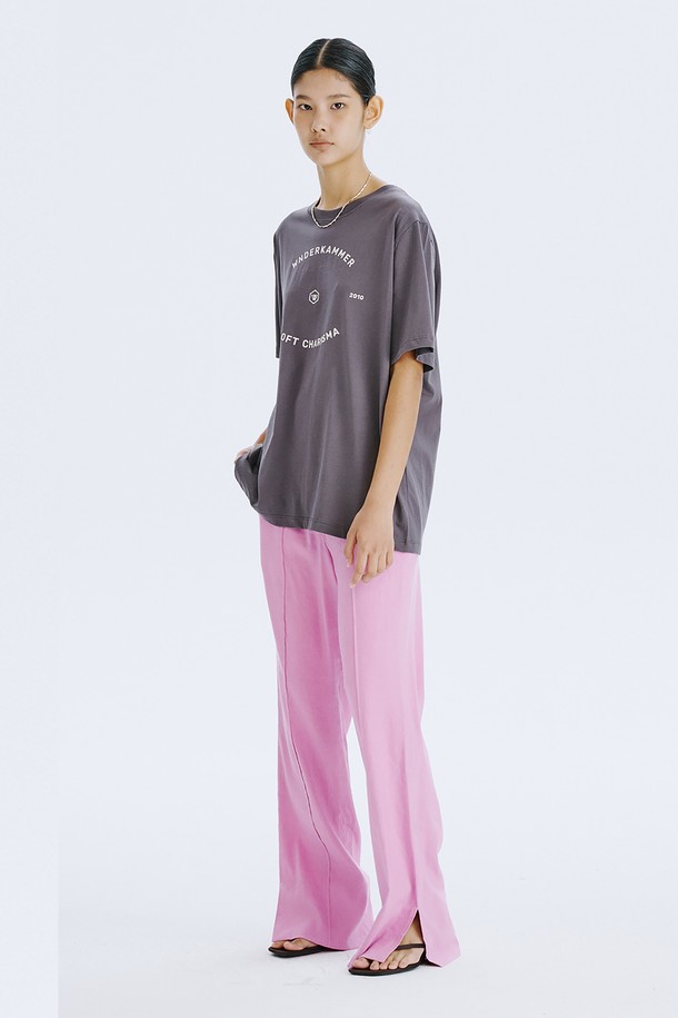 WNDERKAMMER Graphic T_Charcoal은 분더캄머 로고를 모티브로 한 그래픽 디자인이 돋보이는 오버핏 티셔츠입니다. 얇은 면 소재로 제작되어 봄, 여름철에 시원하게 착용 가능하며, Charcoal, Light Khaki, Light Yellow 세 가지 컬러로 출시되어 포인트를 더했습니다. 라운드넥 디자인과 반소매 기장으로 일상에서 스트릿, 미니멀 스타일을 모두 소화할 수 있는 실용적인 아이템입니다.
