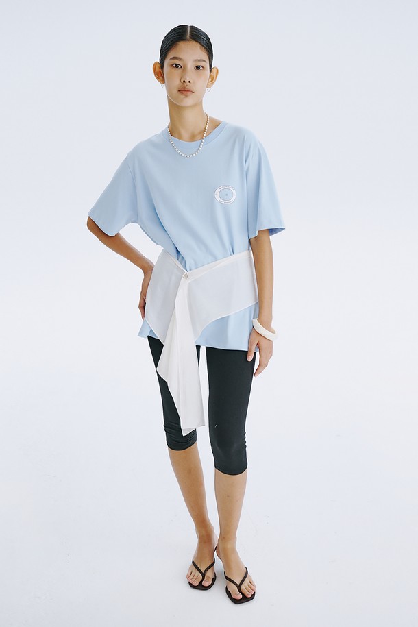 분더캄머 로고를 모티브로 한 라운드 그래픽 티셔츠입니다. 라이트 블루, 네이비, 화이트 3가지 컬러로 제공되며, 봄, 여름 시즌 일상복으로 활용하기 좋습니다. 면 소재의 오버핏 디자인으로, 스트릿한 그래픽과 포인트 컬러가 돋보이는 반소매 티셔츠입니다.
