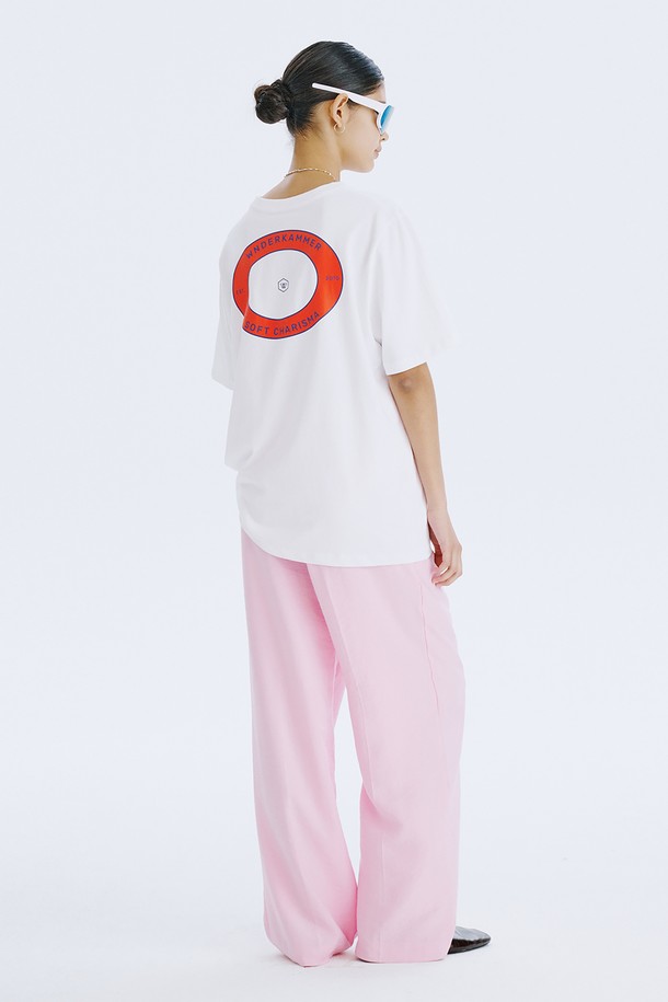 분더캄머 로고 모티브와 스트릿한 그래픽, 포인트 컬러 디자인이 돋보이는 Round Graphic T_White입니다. 면 100% 소재로 제작되어 편안한 착용감을 선사하며, 봄, 여름 시즌에 어울리는 반소매 티셔츠입니다. 오버핏 라운드넥 디자인으로 남녀 공용으로 착용 가능하며, White, Navy, Light Blue 세 가지 컬러로 만나보실 수 있습니다.
