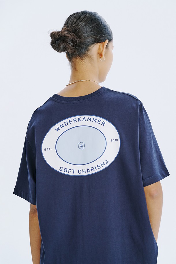 분더캄머 로고 모티브 디자인이 돋보이는 Round Graphic T_Navy 티셔츠입니다. 네이비, 라이트 블루, 화이트 세 가지 색상으로 출시되었으며, 봄/여름 시즌 일상복으로 활용하기 좋습니다. 면 소재의 오버핏 반소매 티셔츠로, 얇은 두께감과 통풍성이 뛰어나 쾌적한 착용감을 선사합니다.
