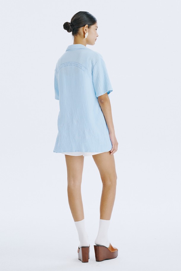 SWAN 하프 셔츠_라이트 블루는 얇고 통기성이 좋은 요루 가공 면 소재로 제작되어 여름철에도 시원하게 착용할 수 있습니다. 셔츠칼라에 반소매 기장, 솔리드핏 디자인으로 미니멀하고 베이직한 스타일을 연출하며, 3겹 천 구조로 견고함을 더했습니다. 은은한 라이트 블루 컬러와 백조 자수 디테일이 돋보이는 데일리 셔츠입니다.
