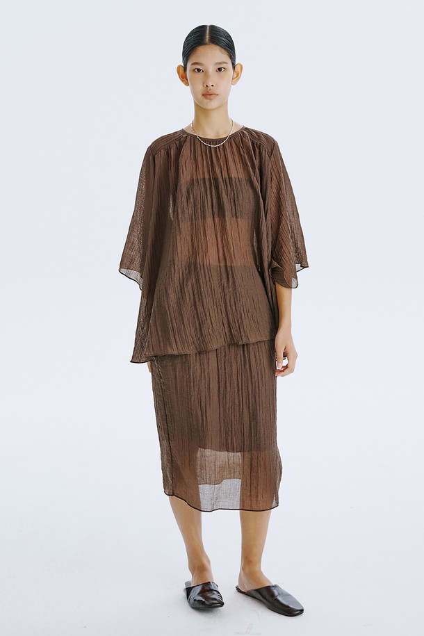 **Sheer Banding Skirt_Brown**

부드러운 텐셀 혼방 소재와 시스루 디자인이 특징인 여성용 H라인 스커트입니다. 브라운 컬러와 안감이 내장되어 비침 걱정 없이 시원하게 여름을 즐길 수 있습니다. 허리 밴딩 처리로 편안한 착용감을 선사하며, 미니멀하고 베이직한 스타일을 연출합니다.
