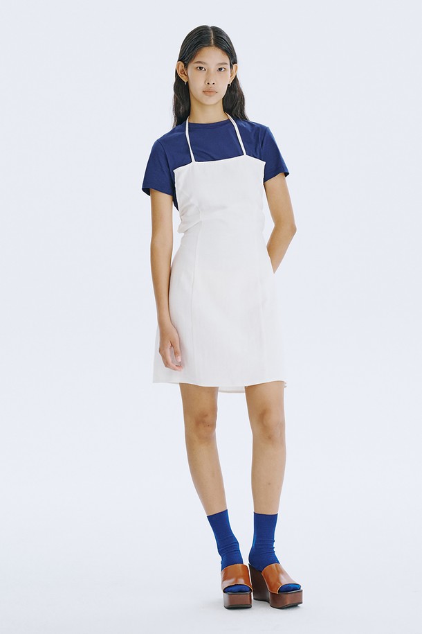 시원한 여름을 위한 린넨 & 면 혼방의 화이트 스트랩 미니 원피스입니다. 캐주얼한 무드의 A라인 핏으로, 스퀘어넥과 등 오픈 디자인, 스트랩 디테일이 여성스러운 포인트를 더합니다. 얇고 통기성이 뛰어나며, 드라이클리닝을 권장합니다.

