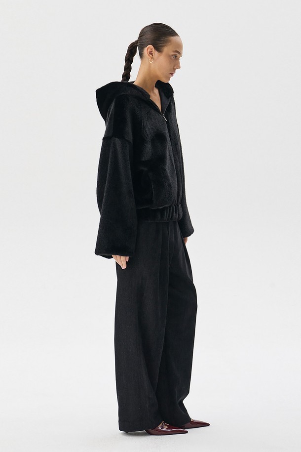 블랙 컬러의 리버서블 밍크 퍼 점퍼입니다. 가을, 겨울 시즌에 어울리는 두꺼운 두께감으로 포근하게 착용할 수 있으며, 양면 착용이 가능하여 다양한 스타일을 연출할 수 있습니다. 밍크 퍼 디테일과 로고 디테일이 고급스러운 분위기를 더하며, 루즈핏 디자인으로 편안한 착용감을 선사합니다. 지퍼형 여밈 방식으로 간편하게 착용 가능하며, 일상 및 모임룩에 모두 잘 어울립니다. 클래식하면서도 미니멀한 스타일을 즐기는 여성분들께 추천합니다.
