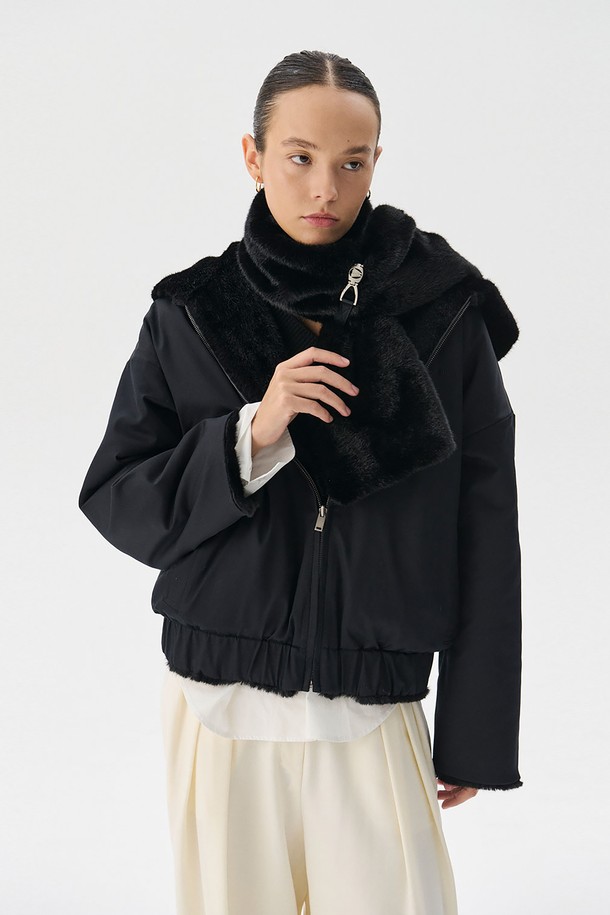 **Mink fur 머플러_Black**는 여성스러운 스타일을 위한 겨울철 필수 아이템입니다. 부드러운 촉감의 인조 밍크퍼 소재와 은은한 광택감이 우아하고 클래식한 분위기를 연출합니다. 블랙과 브라운 두 가지 컬러로 출시되어 다양한 스타일에 매치하기 용이하며, 두꺼운 두께감으로 뛰어난 보온성을 제공합니다. 벨트고리형 디자인으로 다양한 연출이 가능하며, 가벼운 착용감으로 편안하게 착용할 수 있습니다. 로고 디테일이 고급스러움을 더하는 머플러입니다.
