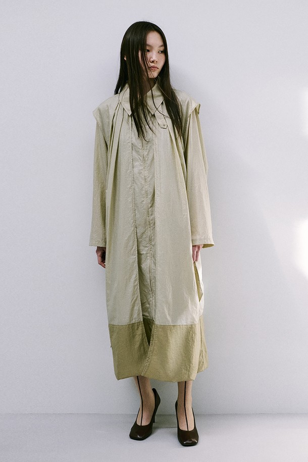 문(Moon) 자 모양의 베이지색 트렌치코트는 여성스러움을 강조한 미니멀하고 모던한 스타일의 아우터입니다. 얇은 나일론 소재로 제작되어 가볍고 산뜻한 착용감을 선사하며, 봄, 가을 간절기에 활용하기 좋습니다. 밑단이 어깨선까지 연결되는 독특한 디자인과 허리 벨트 구성으로 시크한 분위기를 연출하며, 롱 기장과 루즈핏으로 편안하게 착용할 수 있습니다. 출근룩, 오피스룩, 데이트룩 등 다양한 TPO에 활용하여 클래식하면서도 세련된 스타일을 완성해 보세요.
