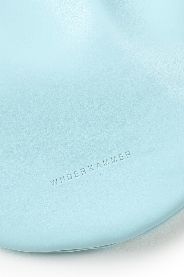 달항아리에서 영감을 받은 디자인의 Moon Jar - Shaped Belted Bag_Light Blue 색상 미니 백입니다. 폴리에스터, 폴리우레탄 소재로 제작되었으며, 벨트 장식이 특징입니다. 일상에서 크로스백 또는 벨트백으로 연출 가능한 액세서리형 미니멀 & 엘레강스 스타일의 무지 패턴 복주머니형 가방이며, 조임용 끈으로 잠금 가능합니다.
