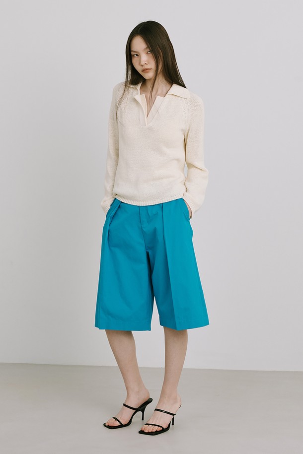 터키 블루 컬러의 25 버뮤다 팬츠는 여성용 반바지로, 봄, 여름에 착용하기 좋습니다. 루즈핏으로 편안하게 착용 가능하며, 코튼, 폴리에스터, 나일론 혼방 소재로 제작되었습니다. 허리 속마이깡, 지그재그 스티치, 사선 주머니, 벨트 착용, 허리 턱 디테일이 더해져 미니멀하면서도 베이직한 스타일을 연출합니다.
