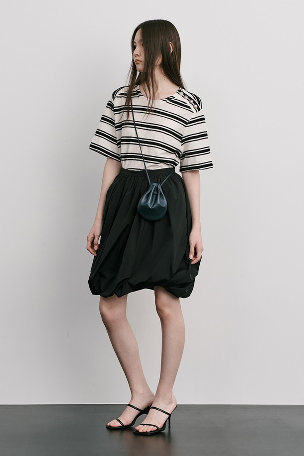 크리미한 컬러의 Stripe Jacquard Knit 반소매 티셔츠입니다. 부드러운 면 소재에 스트라이프 자카드 패턴으로 포인트를 주었으며, 옆 네크 라인에 금속 단추 디테일을 더해 은은한 멋을 더했습니다. 봄, 여름 시즌에 시원하게 착용하기 좋으며, 레이어드 스타일링에도 활용 가능한 레귤러핏 크롭 티셔츠입니다.
