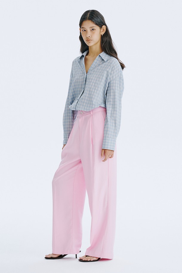 80수 면 소재로 제작되어 부드러운 촉감이 돋보이는 여성용 셔츠입니다. 섬세한 체크 문양과 시원한 블루 컬러가 어우러져 미니멀하면서도 베이직한 스타일을 연출합니다. 넉넉한 오버핏과 V넥 디자인으로 모든 체형에 자연스럽게 어울리며, 봄, 여름 시즌에 가볍게 착용하기 좋습니다.
