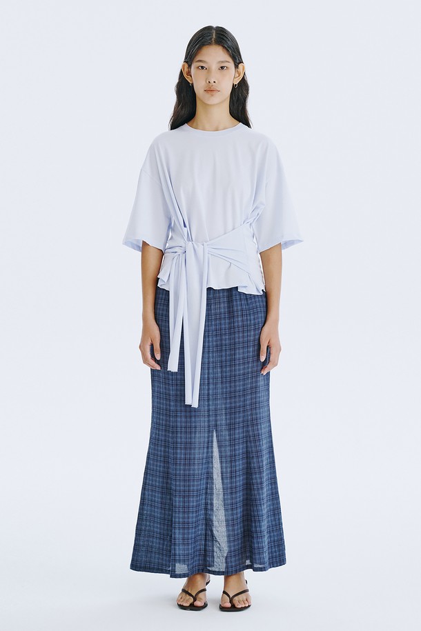 Waist Tied T_Light Blue는 얇고 시원한 면 소재의 여성 반소매 티셔츠입니다. 라이트 블루, 민트, 화이트 세 가지 산뜻한 색상으로 출시되었으며, 허리 스트랩 디테일과 레귤러 핏으로 미니멀하면서도 베이직한 스타일을 연출합니다. 허리 라인 조절이 가능하여 체형 커버 효과를 제공하며, 봄, 여름 시즌 일상복으로 활용하기 좋습니다.
