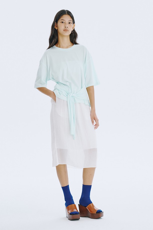 Waist Tied T_Mint는 부드러운 면 소재의 여성용 티셔츠입니다. 민트, 라이트블루, 화이트 세 가지 색상으로 출시되었으며, 루즈핏과 반소매 디자인으로 편안한 착용감을 선사합니다. 허리 스트랩으로 실루엣 조절이 가능하며, 얇은 두께감과 라운드넥 디자인으로 봄, 여름철 일상복으로 활용하기 좋습니다.
