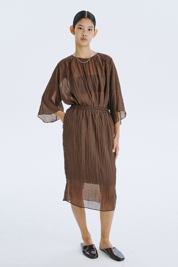 부드러운 촉감이 돋보이는 브라운 컬러의 플리세 블라우스입니다. 얇고 가벼운 텐셀 80%와 나일론 20% 혼방 소재로 제작되어 시원하고 편안한 착용감을 선사하며, 은은하게 비치는 시스루 디자인과 볼륨감 있는 소매 라인이 우아한 분위기를 더합니다. 라운드 넥, 루즈핏, 반소매 기장으로 디자인되어 일상에서 미니멀하면서도 세련된 스타일을 연출할 수 있으며, 다양한 아이템과 레이어드하여 개성 있는 룩을 완성할 수 있습니다.
