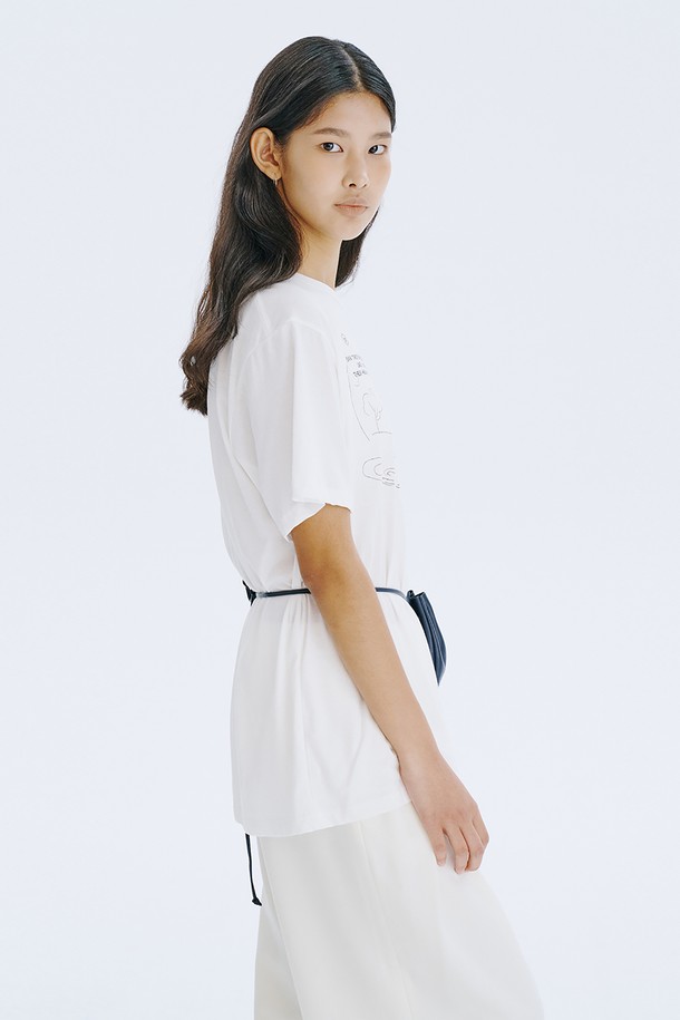 디자이너의 베를린 여행 그림일기를 담은 그래픽이 돋보이는 Picture Diary T_White입니다. 100% 코튼 소재로 제작되어 부드러운 촉감을 선사하며, 봄, 여름 시즌에 편안하게 착용할 수 있습니다. 미니멀하고 캐주얼한 스타일의 오버핏 반소매 티셔츠로, 라운드넥 디자인과 얇은 두께감으로 시원하게 즐길 수 있습니다.
