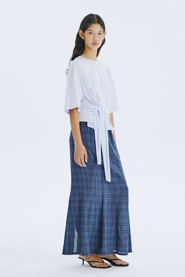 25 체크 머메이드 스커트_네이비는 여성스러운 실루엣을 강조하는 머메이드 스커트입니다. 허리부터 골반까지 슬림하게 잡아주는 디자인으로, 우아하게 퍼지는 머메이드 라인이 돋보입니다. 클래식한 체크 패턴과 부드러운 코튼, 레이온 혼방 소재로 제작되어 편안한 착용감을 선사합니다. 네이비, 카키 두 가지 색상으로 출시되었으며, 데이트룩, 오피스룩, 모임룩 등 다양한 TPO에 활용 가능합니다. 클래식, 미니멀, 시크한 스타일을 연출하기에 좋은 아이템입니다.
