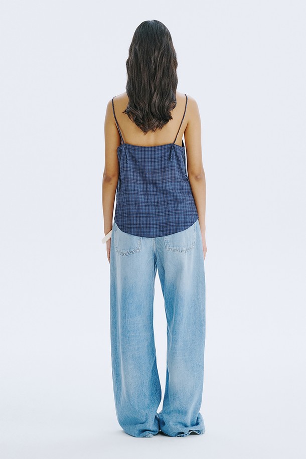 네이비 컬러의 체크 패턴이 돋보이는 민소매 탑입니다. 부드러운 면 80%와 레이온 20% 혼방 소재로 제작되어 시원하고 편안한 착용감을 선사하며, 브이넥 디자인에 아일렛 디테일과 끈 조절이 가능한 특징이 있습니다. 여름철 일상룩에 클래식하면서도 미니멀한 포인트를 더해줄 레귤러핏 상의입니다.
