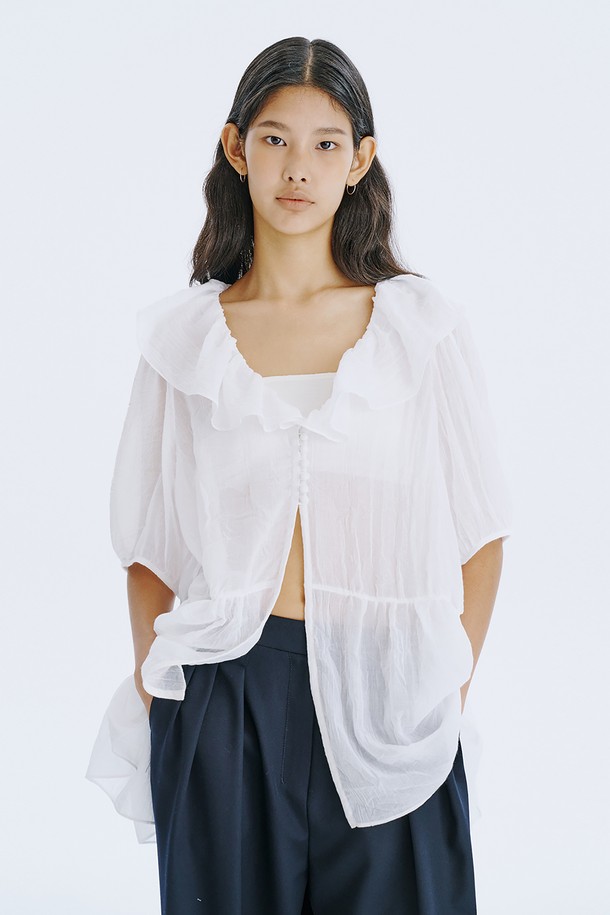 시원한 여름을 위한 See-Through 오버핏 셔링 블라우스입니다. 은은하게 비치는 시스루 소재와 부드러운 촉감이 특징이며, 우아하고 페미닌한 무드를 연출합니다. 스퀘어넥 디자인과 프릴, 셔링 디테일이 더해져 여성스러운 실루엣을 완성합니다.
