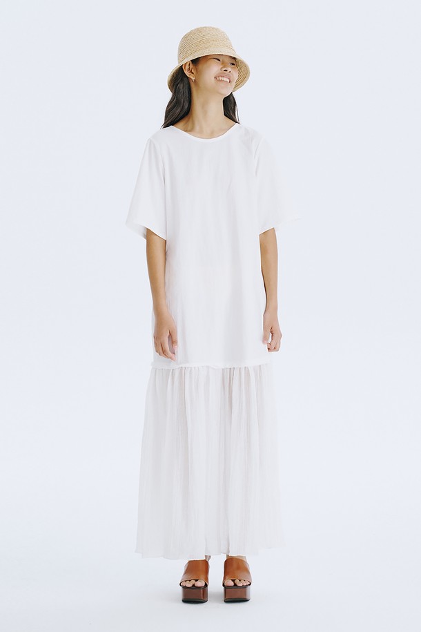 부드러운 촉감의 쉬어한 소재로 제작된 Bare Back Shirring Dress_White는 여성스러운 실루엣을 선사합니다. U넥 라인에 백라인 오픈 디테일과 리본 장식이 포인트이며, A라인 플레어 스커트가 우아한 무드를 연출합니다. 봄, 여름 시즌 일상에서 루즈핏으로 편안하게 즐길 수 있는 반소매 원피스입니다.
