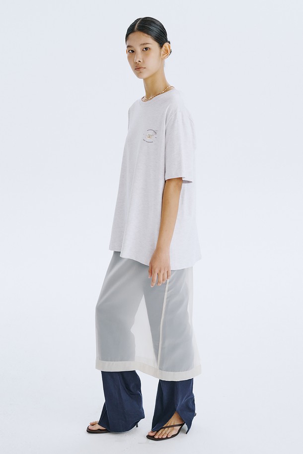 분더캄머 로고와 백조 그래픽이 돋보이는 Post Graphic T_Melange 티셔츠입니다. Charcoal, Light Khaki, Light Yellow 세 가지 색상으로 출시되었으며, 면 소재의 오버핏 반소매 티셔츠입니다. 일상에서 편안하게 착용하기 좋으며, 2025년 6월에 국내에서 제조되었습니다.
