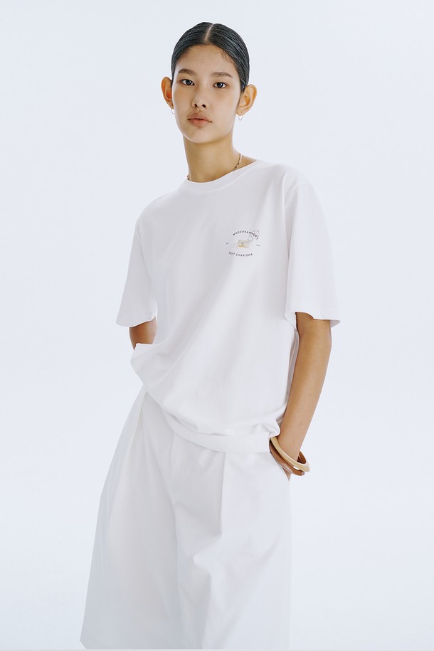 분더캄머의 Post Graphic T_White는 백조 그림과 분더캄머 로고가 엽서 형태로 디자인된 오버핏 반소매 티셔츠입니다. 면 100% 소재로 제작되어 시원하고 편안한 착용감을 선사하며, 화이트, 차콜, 라이트 카키, 라이트 옐로우 4가지 색상으로 출시되었습니다. 일상에서 스트릿, 베이직 스타일을 연출하기 좋으며, 2025년 6월에 (주)분더캄머에서 제조했습니다.
