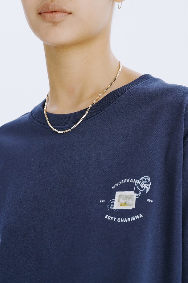 분더캄머 로고와 백조 그래픽 프린트가 돋보이는 Post Graphic T_Navy 티셔츠입니다. 부드러운 면 소재로 제작되어 편안한 착용감을 선사하며, 봄, 여름 시즌 일상에서 스트릿 무드를 연출하기 좋습니다. 오버핏 레귤러 기장으로 제작되었으며, 국내에서 생산되어 높은 품질을 자랑합니다.
