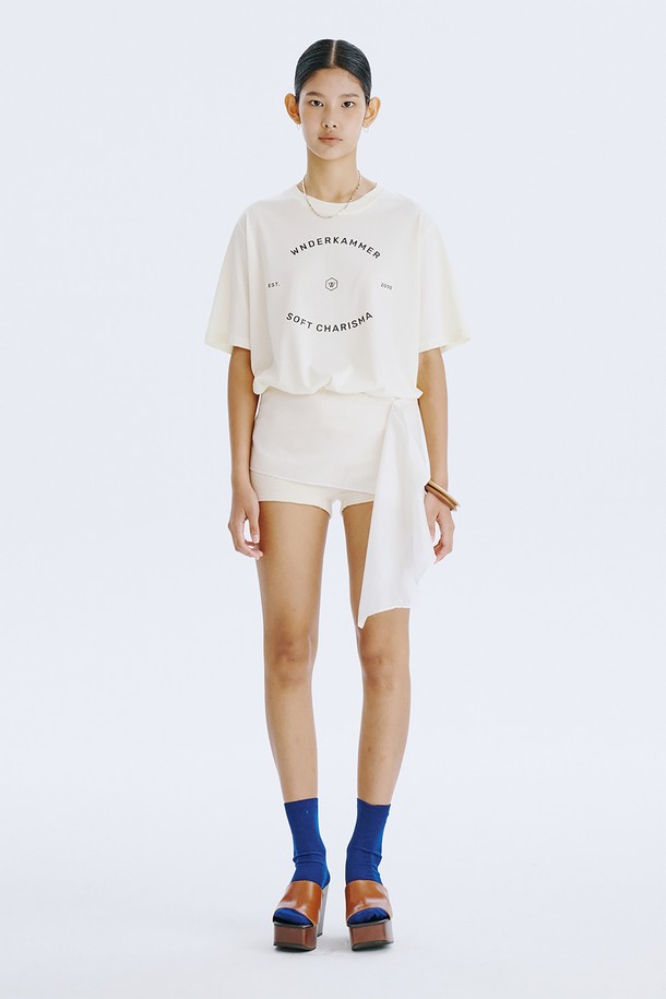 WNDERKAMMER Graphic T_Light Yellow는 분더캄머 로고 모티브 디자인이 돋보이는 오버핏 반소매 티셔츠입니다. Light Yellow, Charcoal, Light Khaki 세 가지 색상으로 출시되었으며, 여름철 일상복으로 활용하기 좋습니다. 면 소재로 제작되어 통풍이 잘 되며, 드라이클리닝을 권장합니다.
