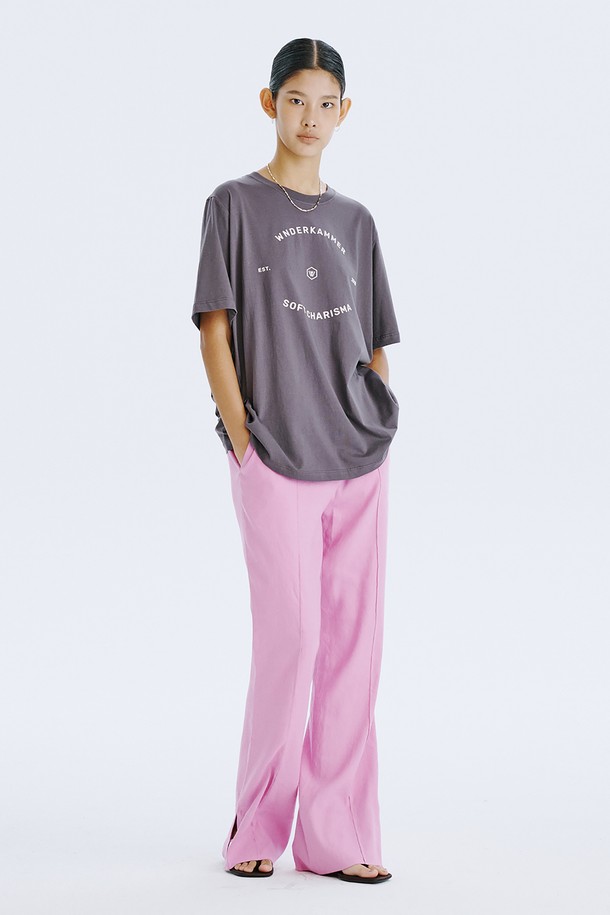 WNDERKAMMER Graphic T_Charcoal은 분더캄머 로고를 모티브로 한 그래픽 디자인이 돋보이는 오버핏 티셔츠입니다. 얇은 면 소재로 제작되어 봄, 여름철에 시원하게 착용 가능하며, Charcoal, Light Khaki, Light Yellow 세 가지 컬러로 출시되어 포인트를 더했습니다. 라운드넥 디자인과 반소매 기장으로 일상에서 스트릿, 미니멀 스타일을 모두 소화할 수 있는 실용적인 아이템입니다.
