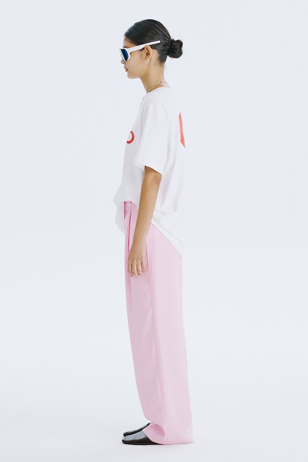 분더캄머 로고 모티브와 스트릿한 그래픽, 포인트 컬러 디자인이 돋보이는 Round Graphic T_White입니다. 면 100% 소재로 제작되어 편안한 착용감을 선사하며, 봄, 여름 시즌에 어울리는 반소매 티셔츠입니다. 오버핏 라운드넥 디자인으로 남녀 공용으로 착용 가능하며, White, Navy, Light Blue 세 가지 컬러로 만나보실 수 있습니다.
