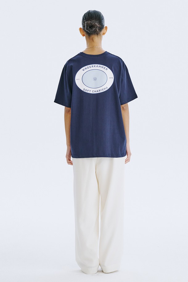 분더캄머 로고 모티브 디자인이 돋보이는 Round Graphic T_Navy 티셔츠입니다. 네이비, 라이트 블루, 화이트 세 가지 색상으로 출시되었으며, 봄/여름 시즌 일상복으로 활용하기 좋습니다. 면 소재의 오버핏 반소매 티셔츠로, 얇은 두께감과 통풍성이 뛰어나 쾌적한 착용감을 선사합니다.
