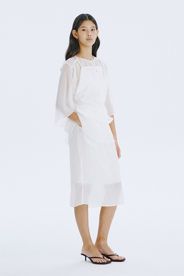 부드러운 텐셀 80%와 나일론 20% 혼방 소재에 시원한 폴리에스터 안감을 더해 시스루 디자인으로 제작된 Sheer Banding Skirt_White입니다. 허리 밴딩으로 편안하게 착용 가능하며, H라인 핏과 얇은 두께감으로 여름철 시원하고 미니멀한 스타일을 연출합니다. 베이직한 디자인에 무지 패턴으로 어떤 상의와도 쉽게 매치하여 일상룩을 완성할 수 있습니다.
